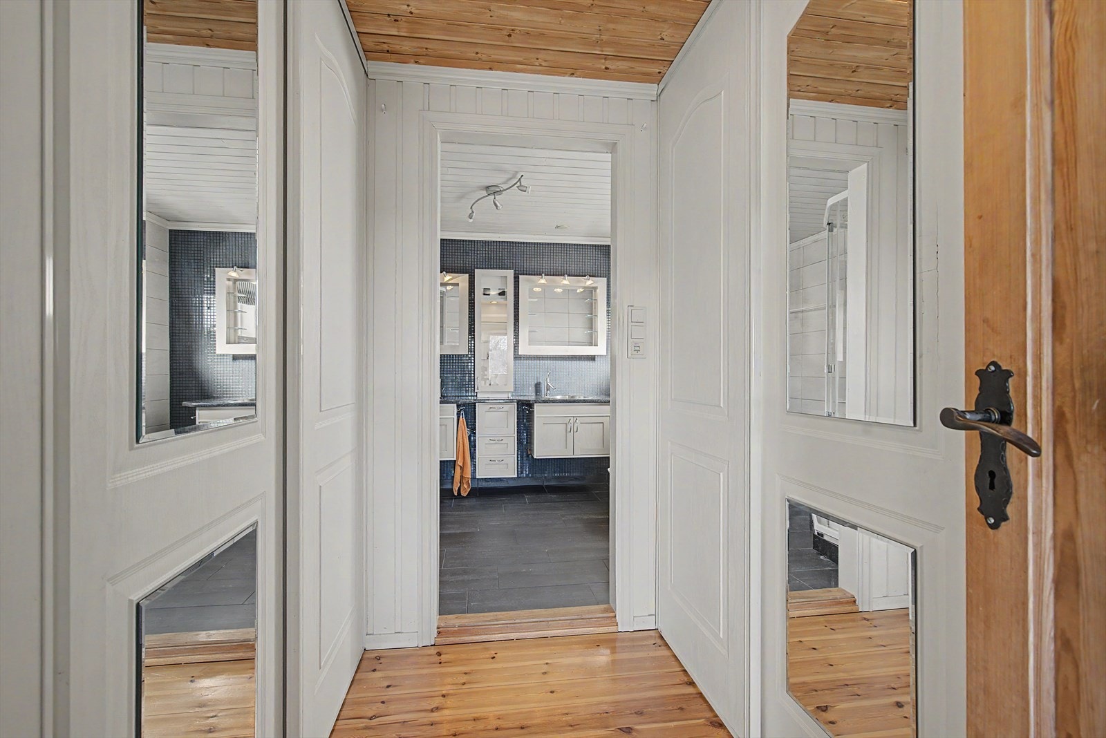 Baderom tilknyttet hovedsoverom med walk-in garderobe Galleribilde