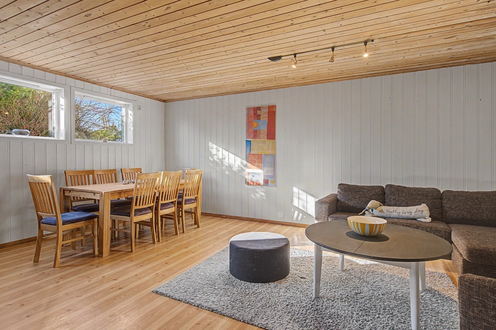 Romslig stue med god møbleringsmuligheter Galleribilde
