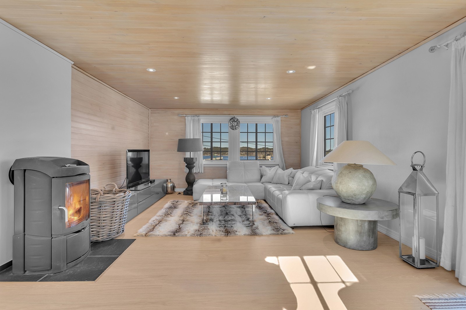 Fra stuen har du også flott utsikt over sjøen og nærområdet. Galleribilde