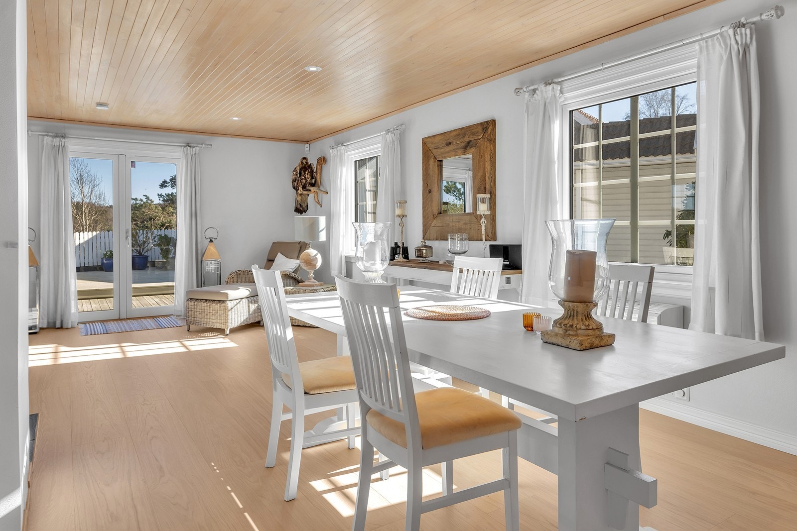 Spisestuen har god plass til spisebord for familie og venner, med enkel adkomst fra oppholdsrommet og ut til uteområdet. Galleribilde