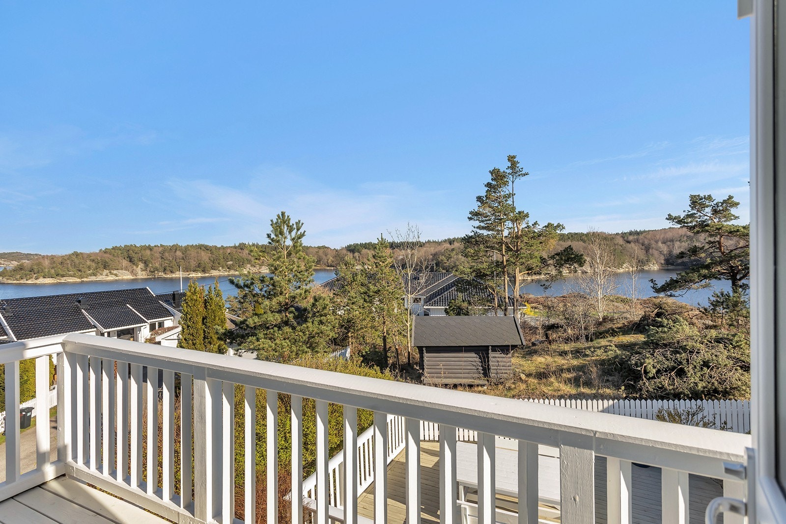 Balkongen gir en hyggelig utsiktsplass med flott skue mot sjøen og området rundt. Galleribilde
