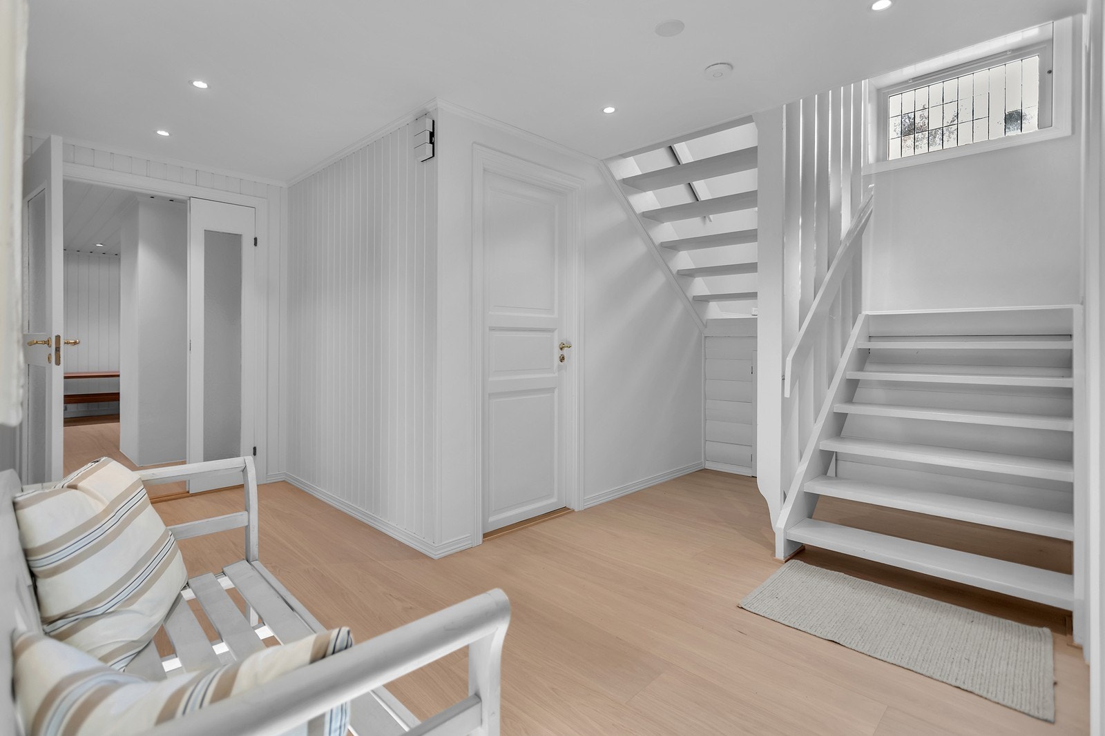 Lys og hyggelig hall i underetasjen med adkomst til entré, boder, hobbyrom, disponibelt rom og toalettrom. Galleribilde