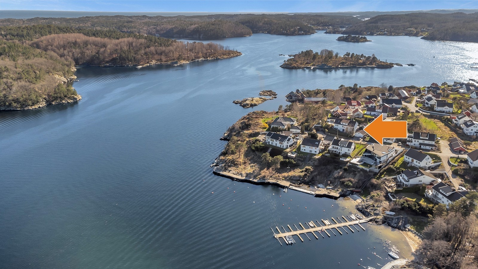 Eiendommen ligger i et attraktivt og rolig boligområde nær sjøen, med kort vei til Lillesand sentrum. Her bor du tilbaketrukket og solrikt, med flotte nærområder og enkel tilgang til det beste av sørlandsidyllen. Galleribilde