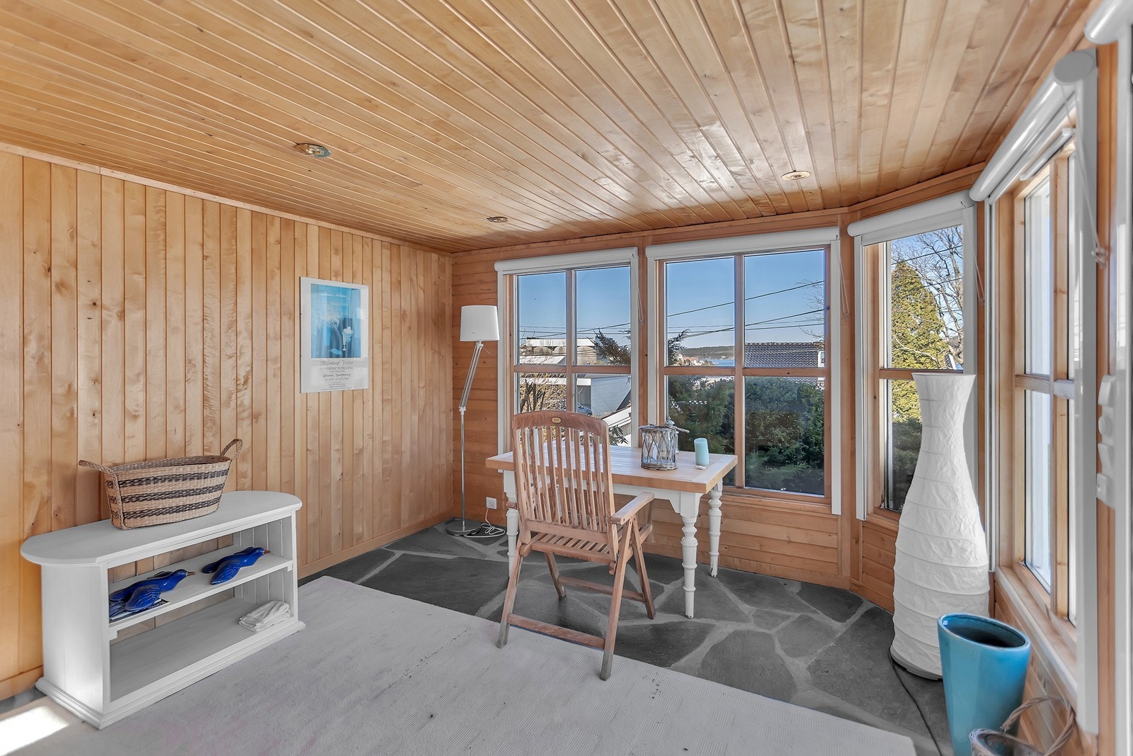 Store vindusflater slipper inn rikelig med lys og gir flott utsikt mot uteområdene. Galleribilde
