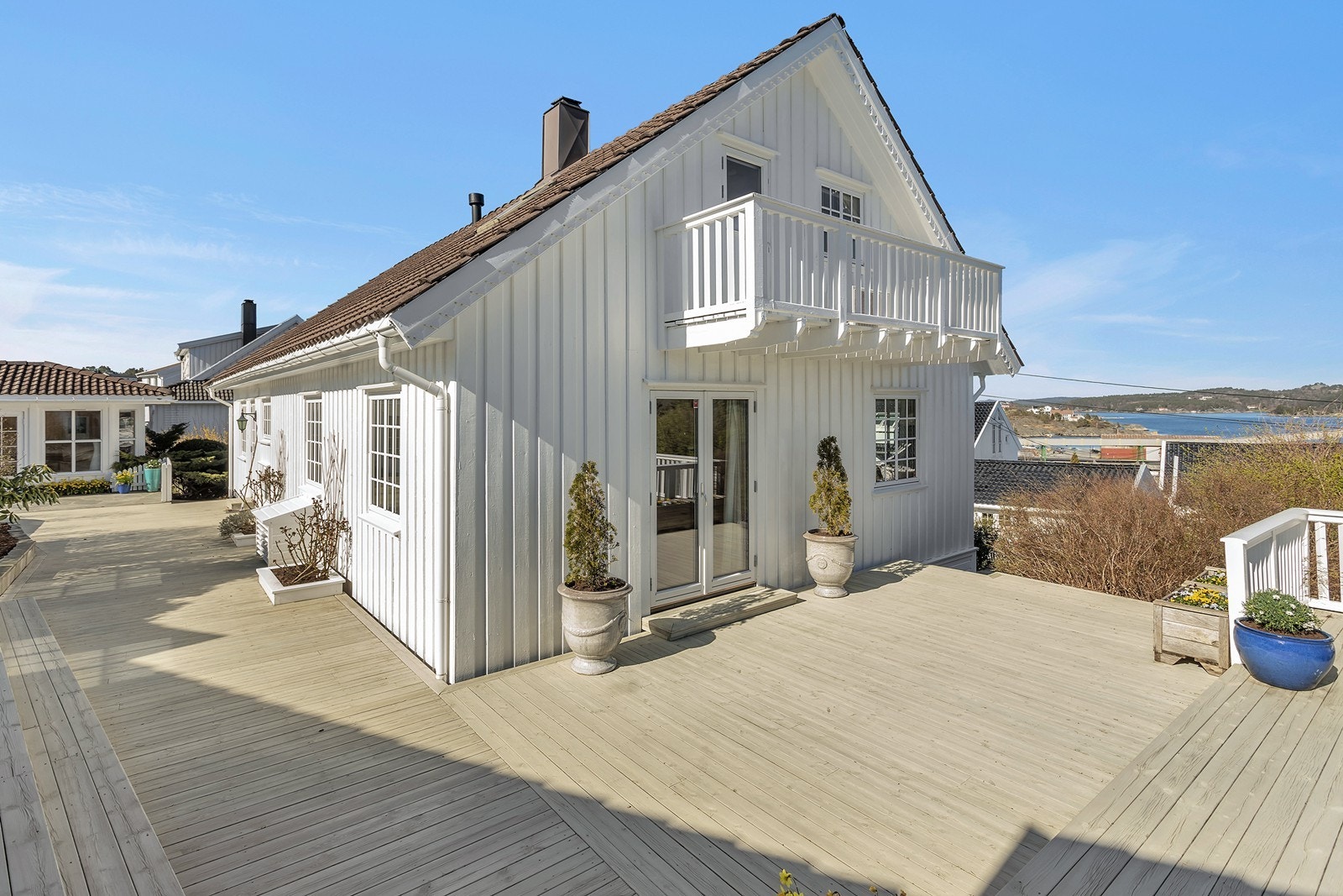 Terrassen er romslig med gode møbleringsmuligheter og fin flyt videre til øvrige uteområder. Galleribilde