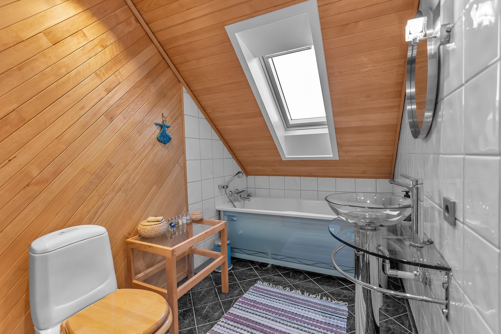 Bad i loftsetasjen med toalett, servant og badekar. Galleribilde