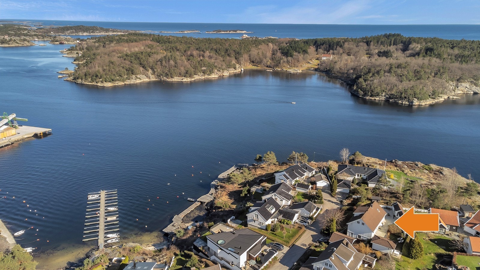 Dronebildet viser kort vei fra eiendommen til båtplassen og den flotte nærheten til sjøen. Galleribilde