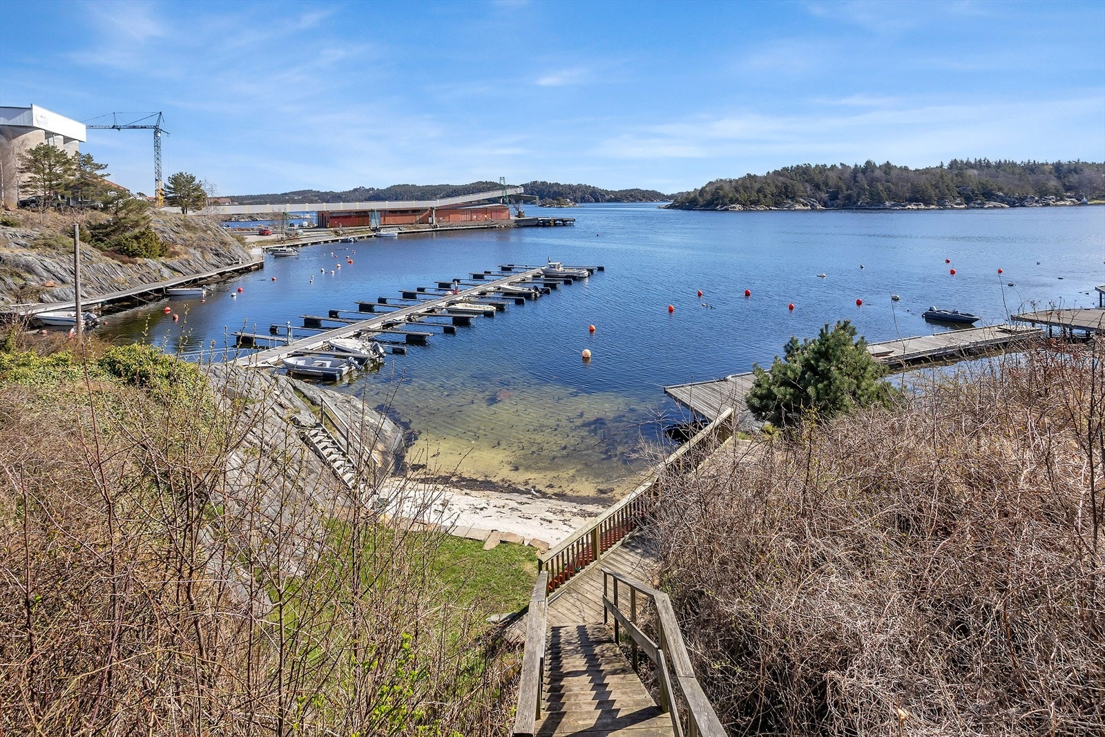 Trapp ned til båtplassen og fellesområdet, med fin adkomst til sjøen og flotte maritime omgivelser. Galleribilde