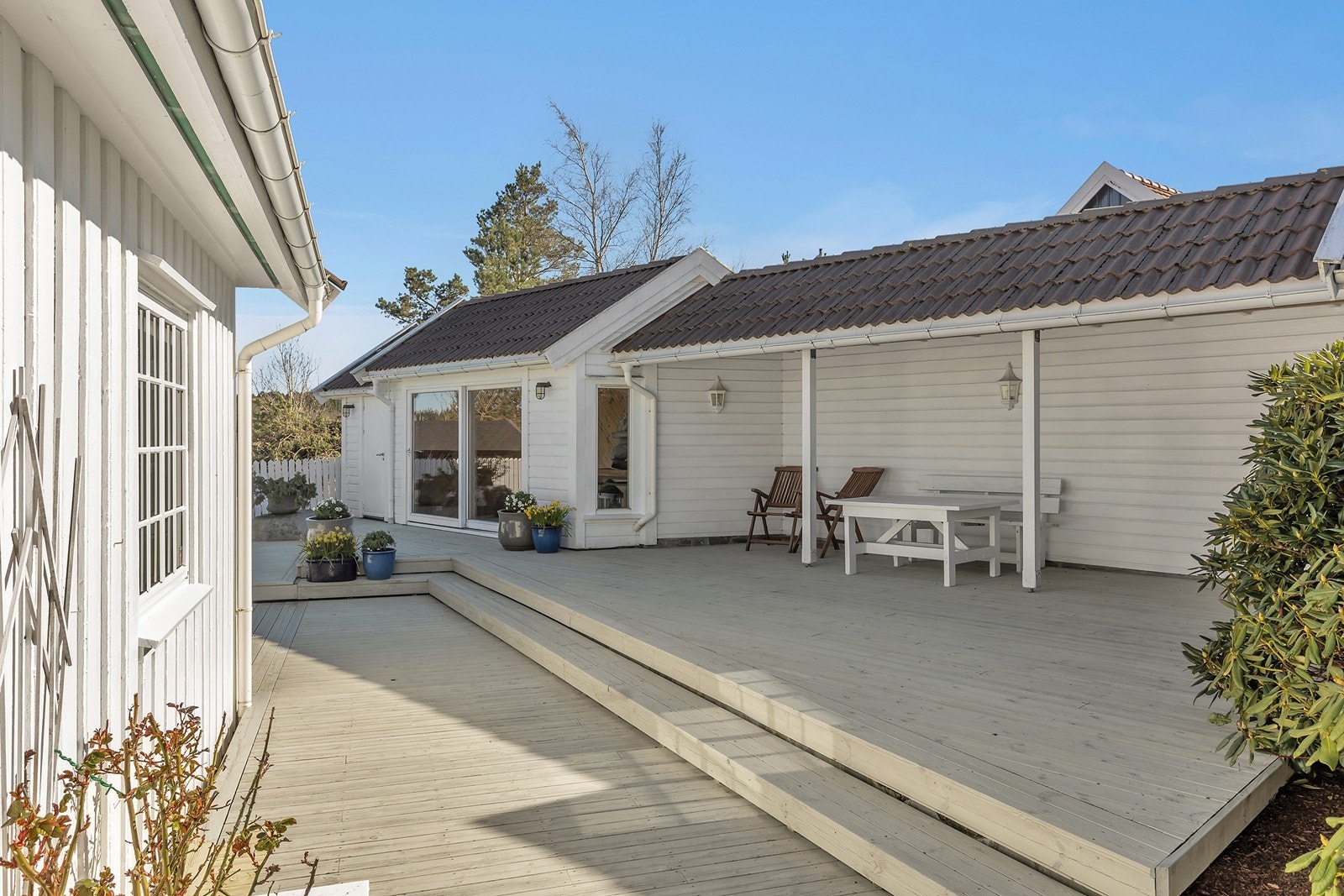Flere utvendige boder og hagestue gir praktiske oppbevaringsmuligheter og ekstra rom for hobby, fritid og hyggelige stunder ute. Galleribilde