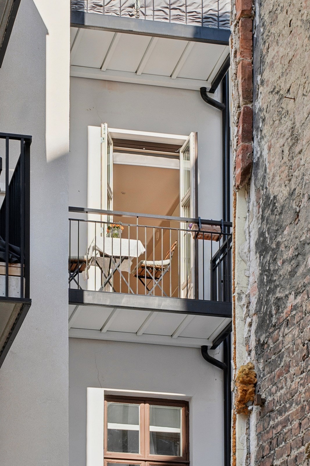 Vestvendt og skjermet balkong med ettermiddags- og kveldssol. Galleribilde