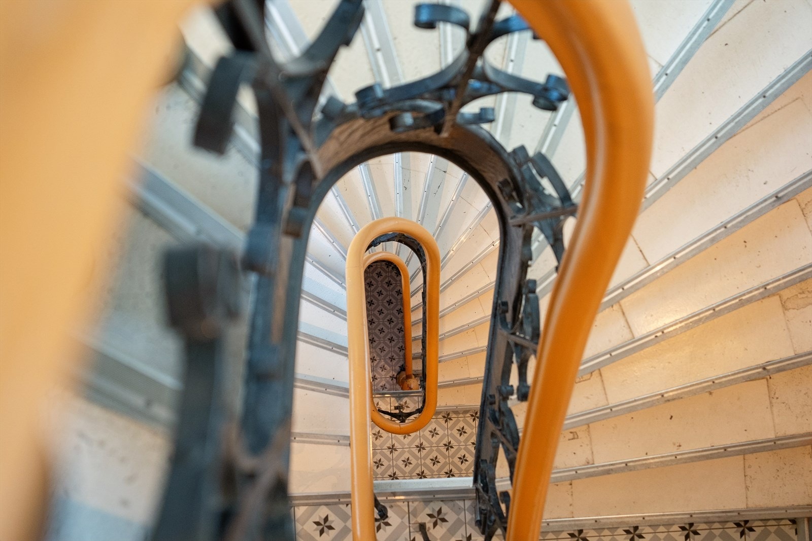 Trappeoppgangen har originale og klassiske detaljer Galleribilde