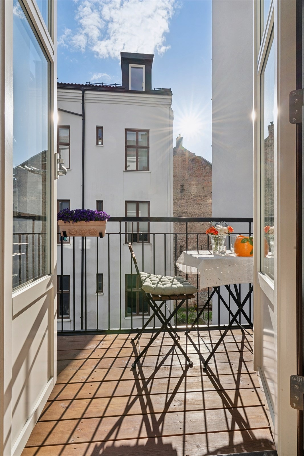 Fra det ene soverommet er det utgang til en sørvestvendt balkong på ca. 3,2 m² med plass til et hyggelig utemøblment. Galleribilde