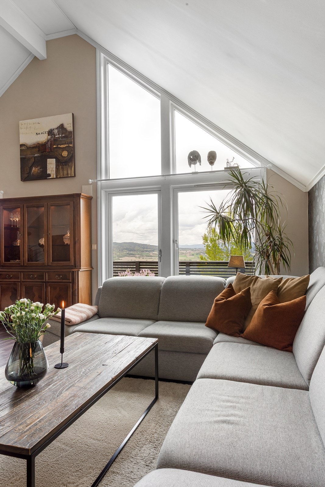 Store vindusflater fra gulv til tak gir rikelig med dagslys og rammer inn utsikten. Galleribilde