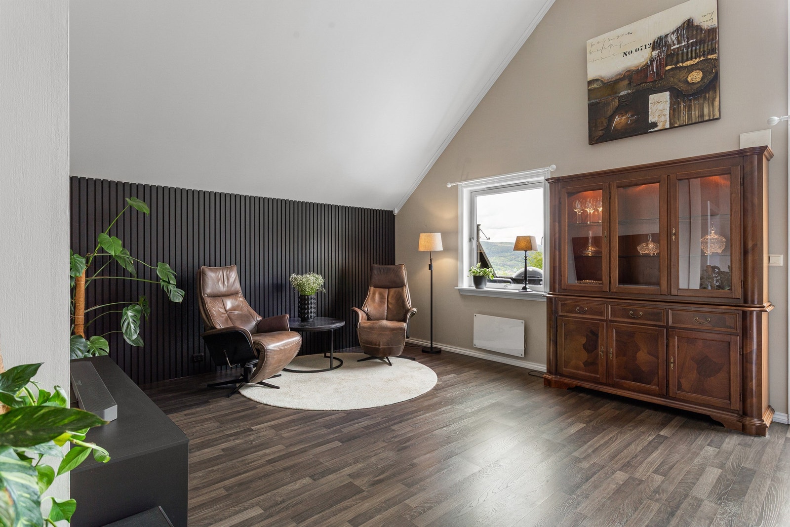 Laminatgulv og malte vegger gir et helhetlig og ryddig inntrykk. Galleribilde