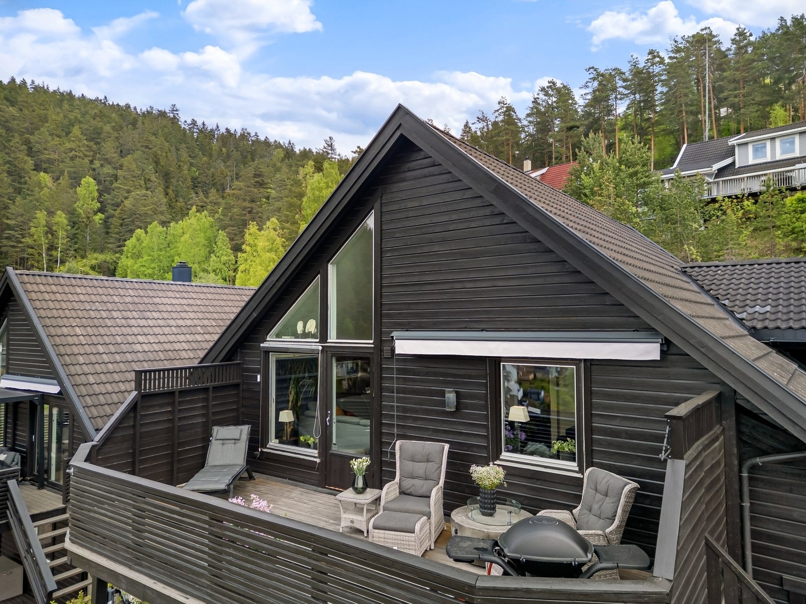 Verandaen har utvendig belysning, strømuttak, markise og levegger. Utvidelse av veranda er ikke byggemeldt. Galleribilde