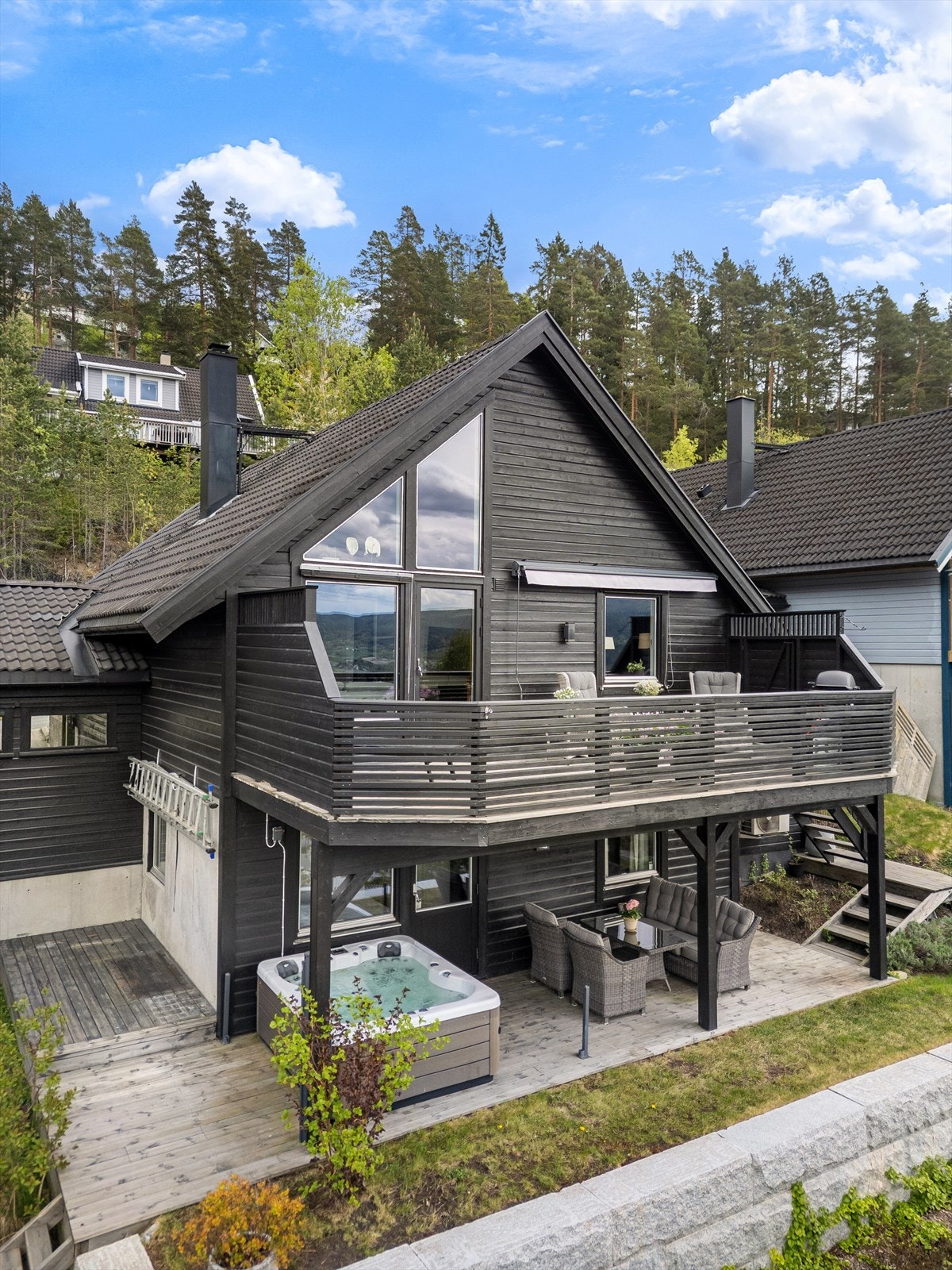 Eiendommen har to store uteplasser fordelt over begge plan. Galleribilde