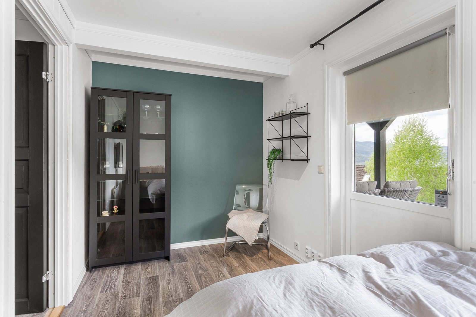 Soverommet har god plass til både seng og oppbevaringsmøbler. Galleribilde