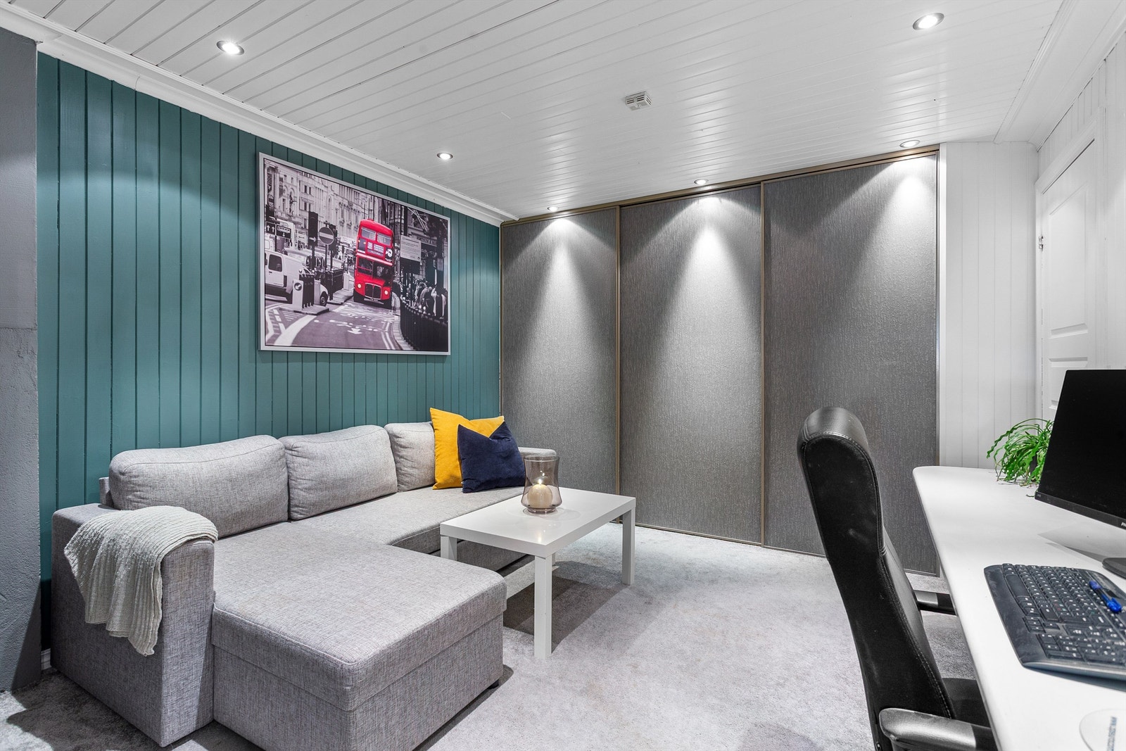 TV-stuen i underetasjen er et fleksibelt rom med downlights og skyvedørsgarderobe. Galleribilde