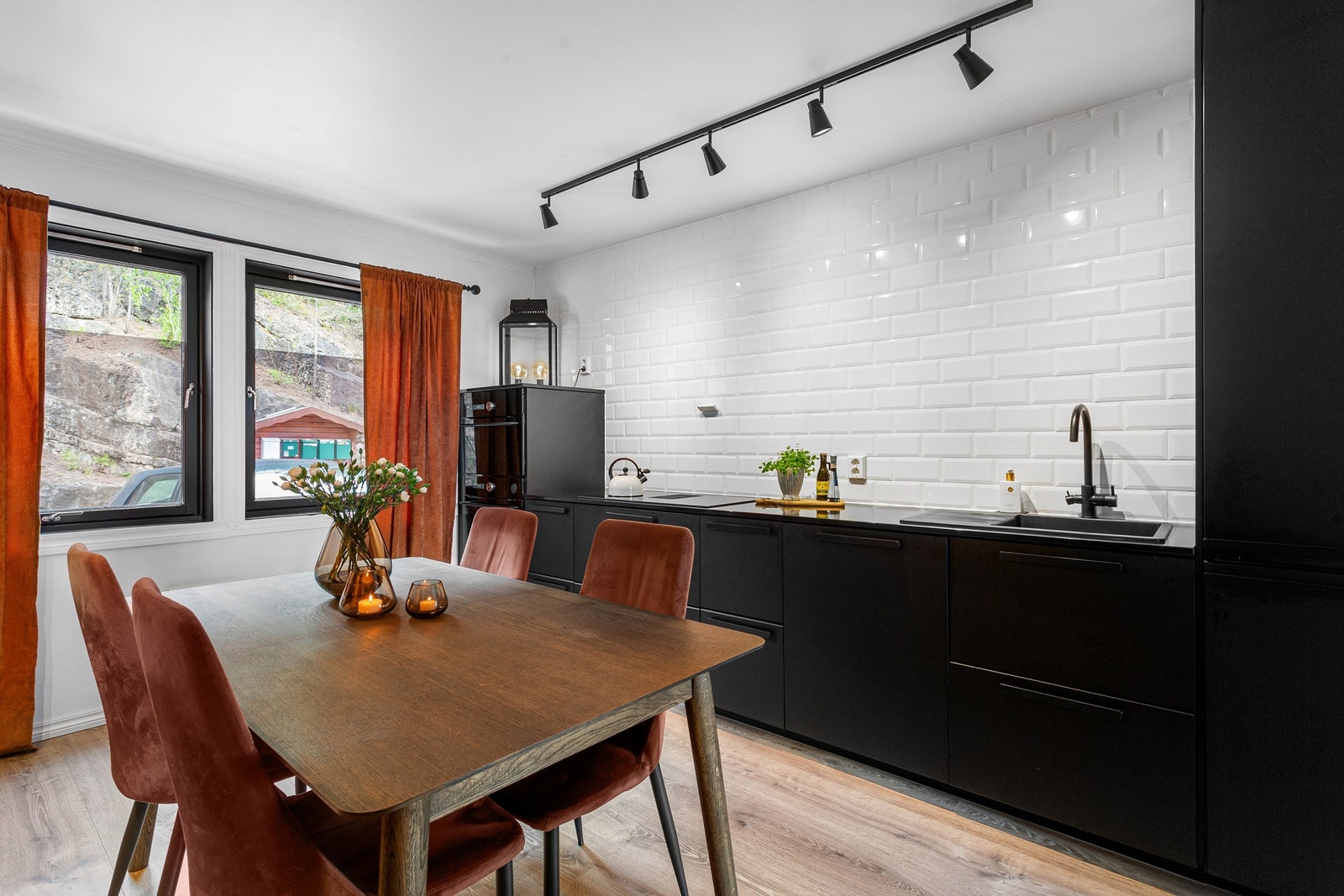 Mulighet for spiseplass i midten av rommet. Galleribilde