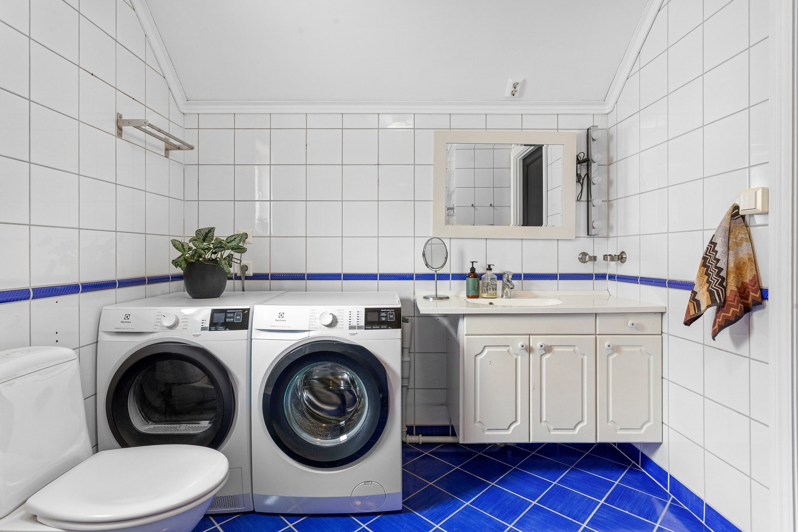 Badet i første etasje har flislagt gulv med gulvvarme og opplegg for vaskemaskin samt tørketrommel. Galleribilde