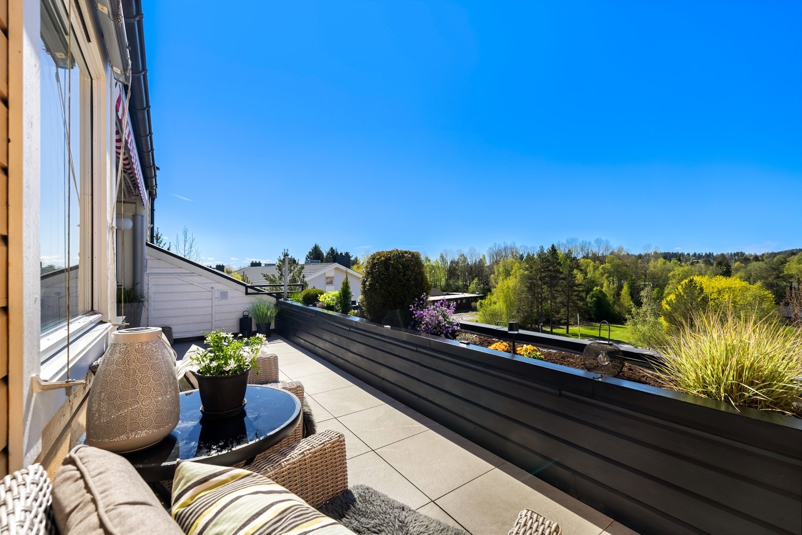 Attraktiv og særdeles romslig terrasseleilighet i Lurudveien 30 med sol og utsikt. Galleribilde