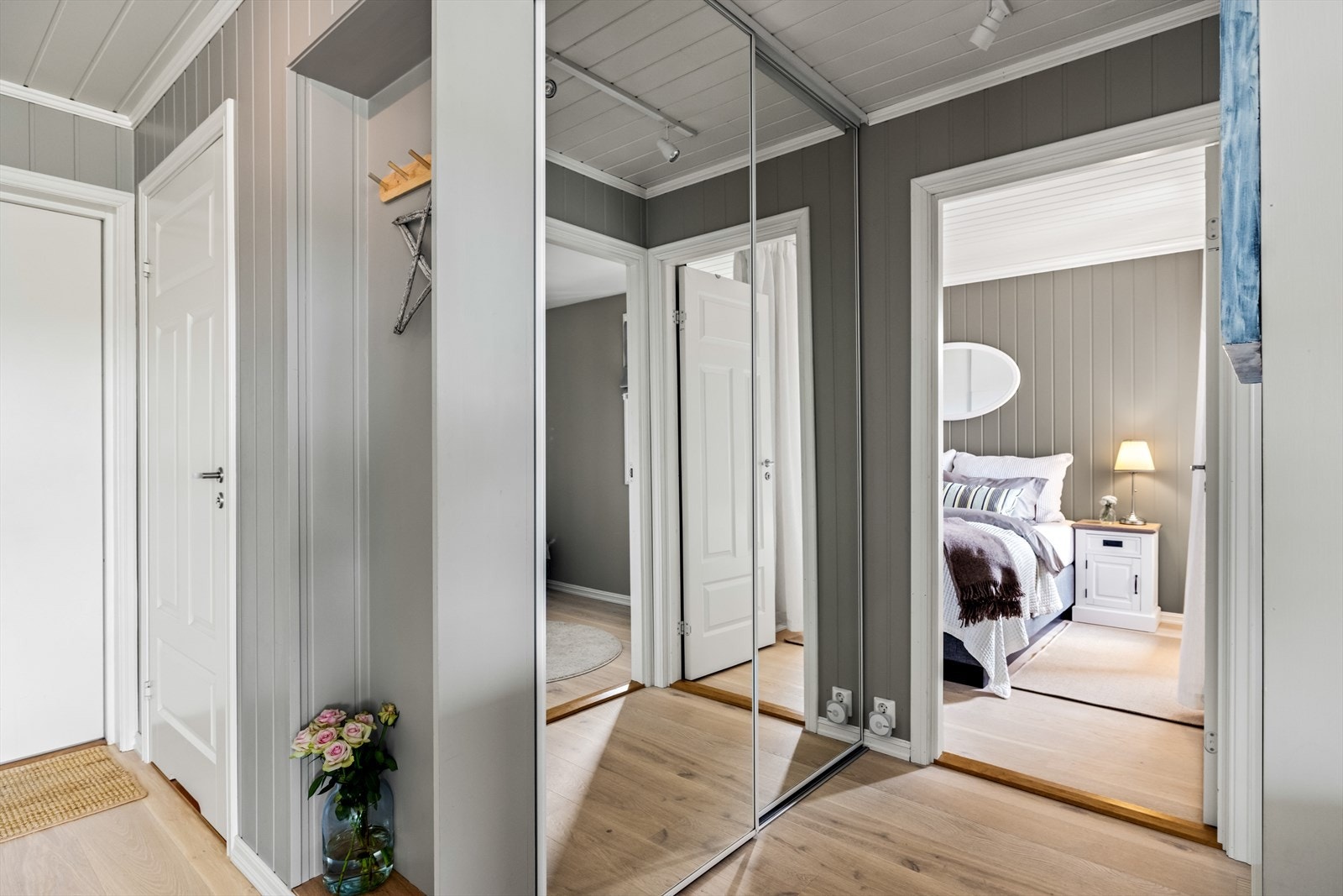 I 2023/2024 ble det satt inn en integrert skyvedørsgarderobe med speilfronter, noe som gir en fin orden i hverdagen. Galleribilde