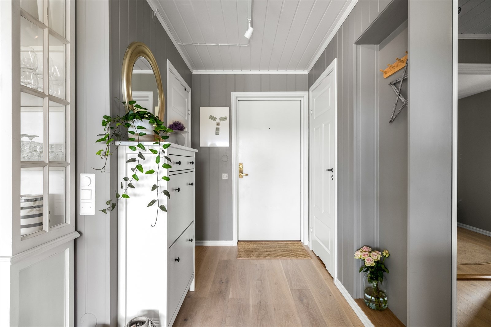 Entreen gir et godt førsteinntrykk og har nymalt smartpanel på veggene og hvitoljet enstavs parkett på gulvet. Galleribilde