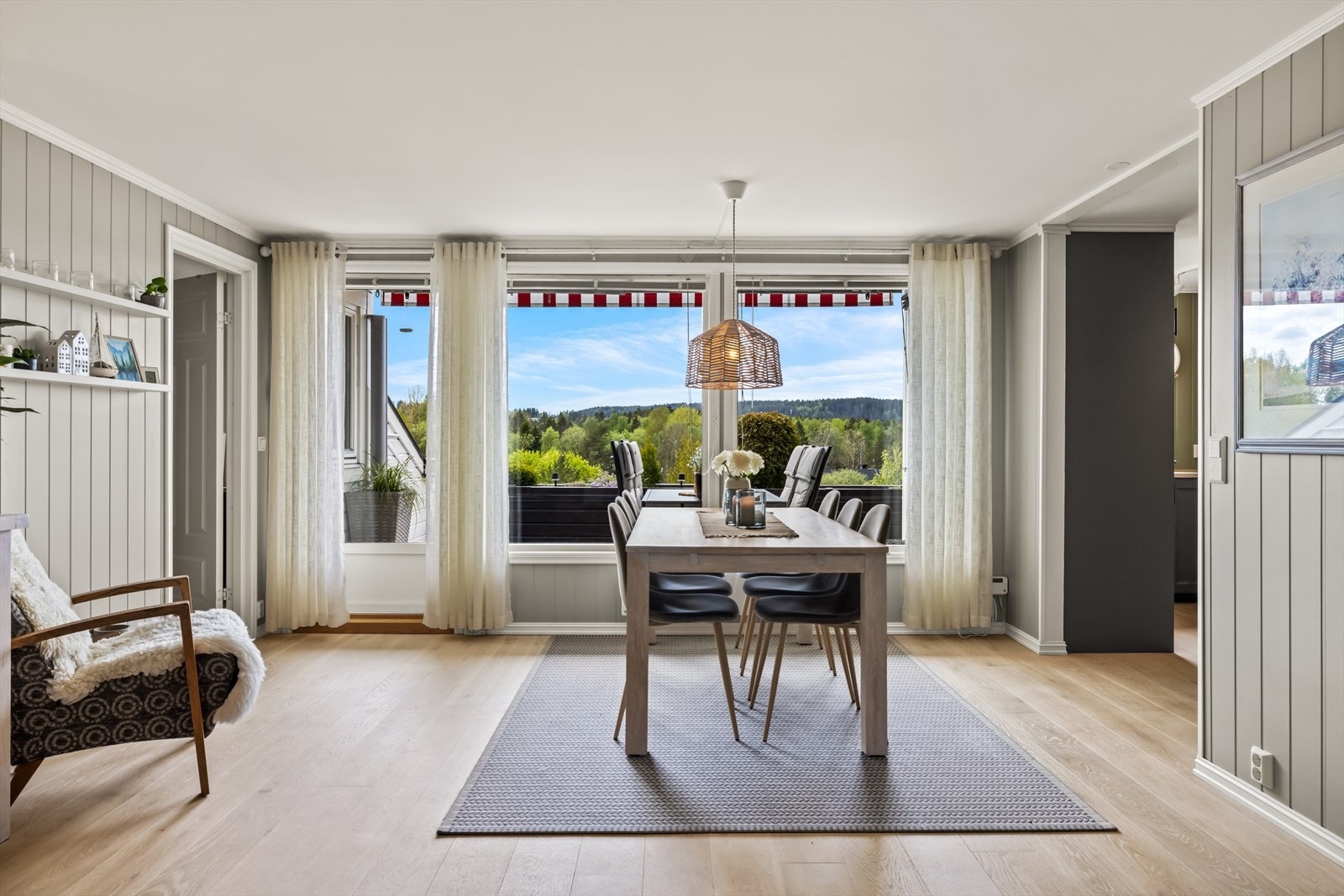 I enden er det store vinduer ut mot terrassen, som slipper inn rikelig med dagslys og har i tillegg en flott utsikt. Galleribilde