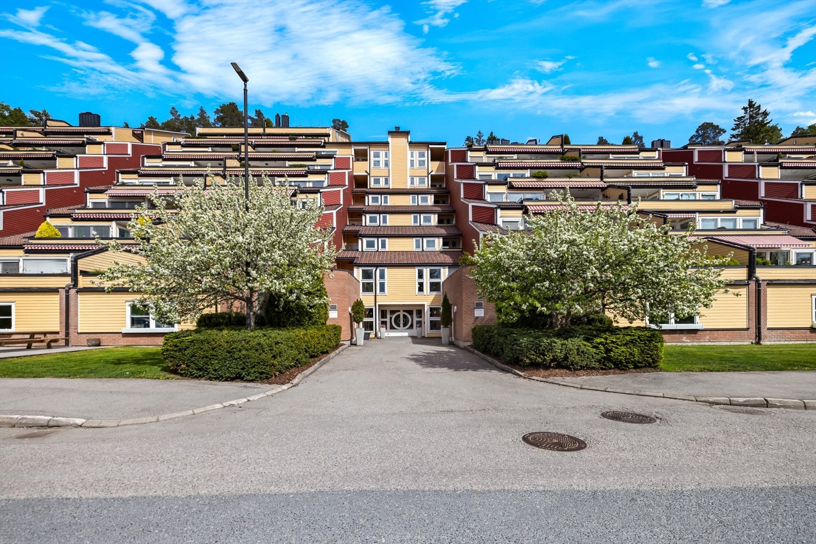 Leiligheten har mange av de samme kvalitetene som en enebolig, samtidig stabiliteten og tryggheten som følger med å bo i et sameie. Galleribilde