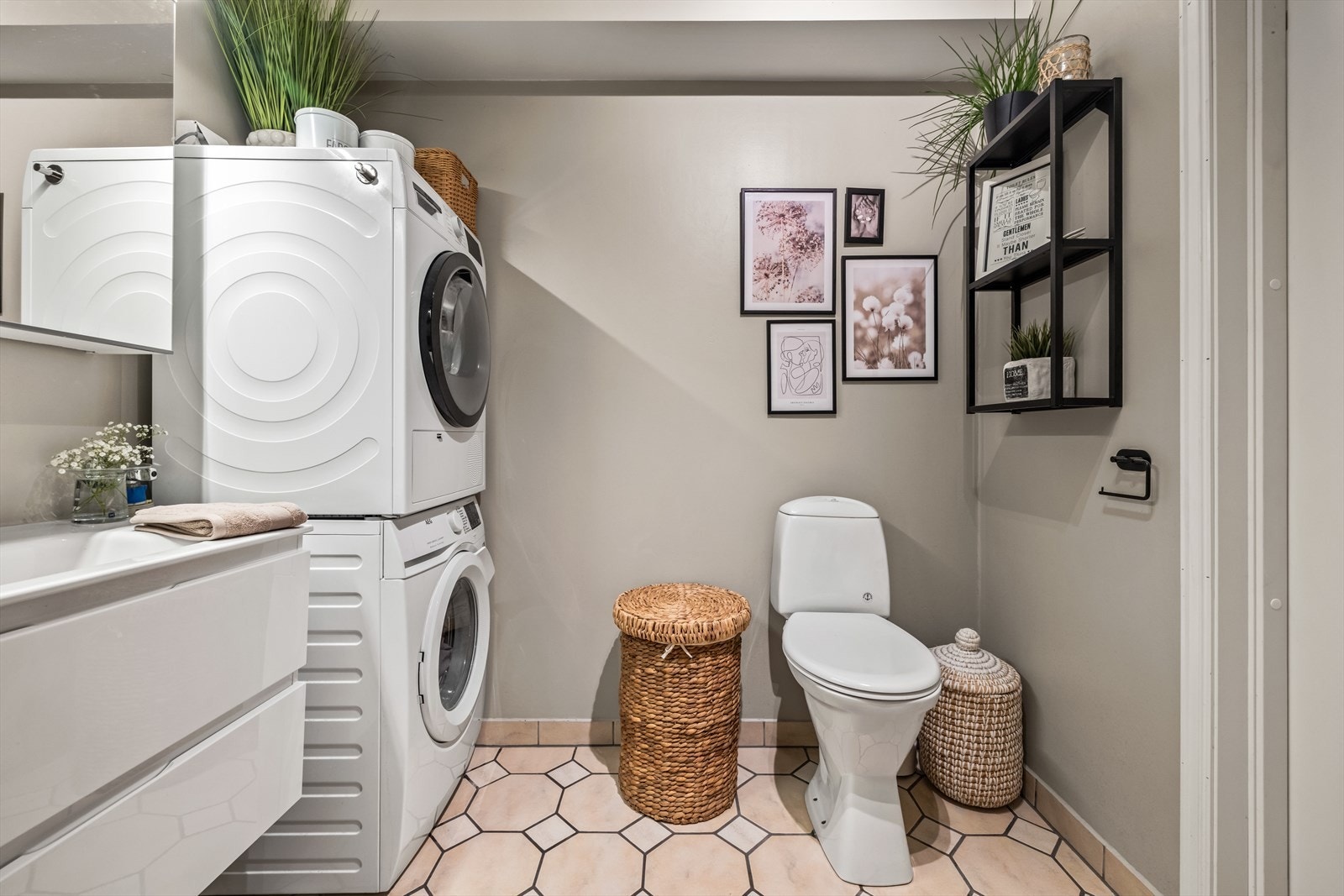 Badet har gulvfliser med sokkellist og underliggende varme, og malte glatte veggoverflater. Galleribilde