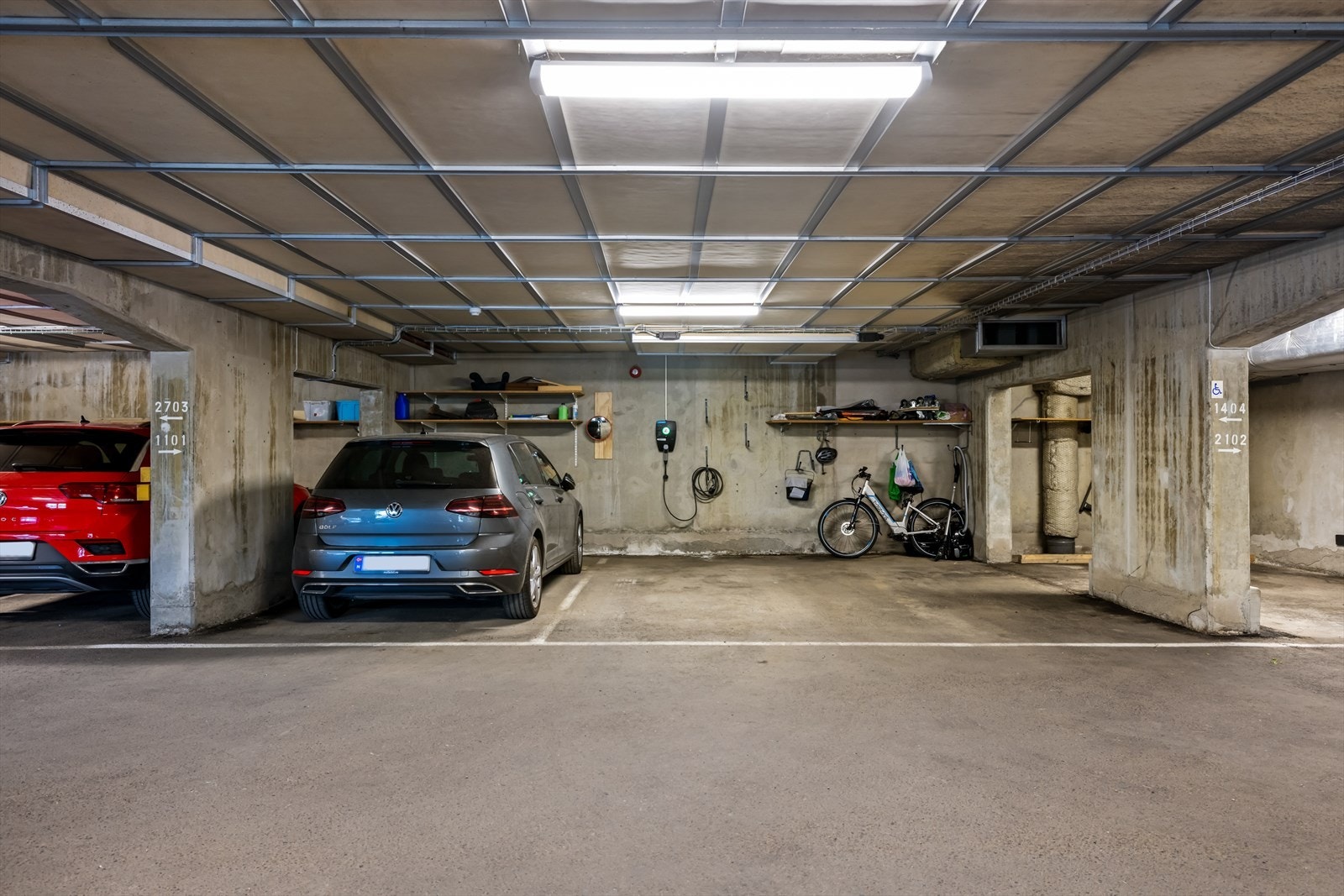 Fast garasjeplass med Zaptec elbil-lader. I tillegg er det en stor utendørs biloppsillingsplass for gjester og beboere. Galleribilde