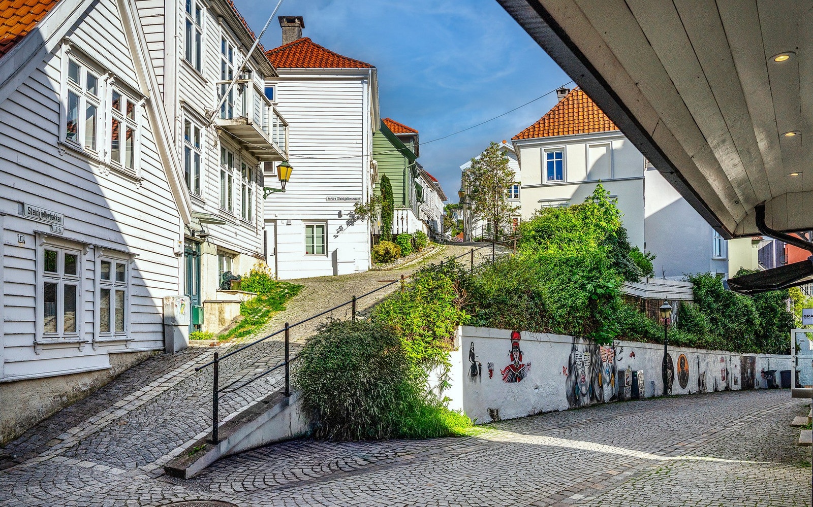 Fantastisk beliggenhet med fredelige og nydelige omgivelser - Følger du gaten til høyre i bildet er du på Bryggen etter rundt 2-3 minutters gange Galleribilde