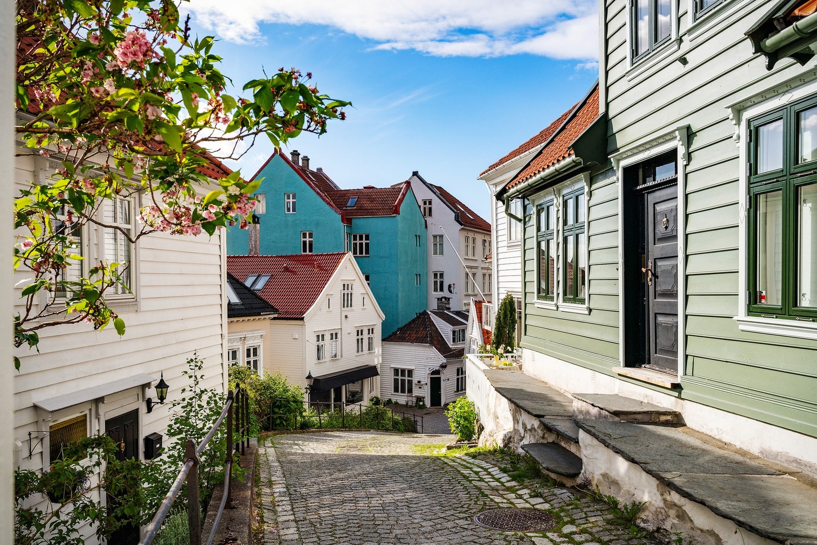 Skrånende terreng i front av boligen gir nivåforskjeller som gir god skjerming for både terrassen og stuen Galleribilde