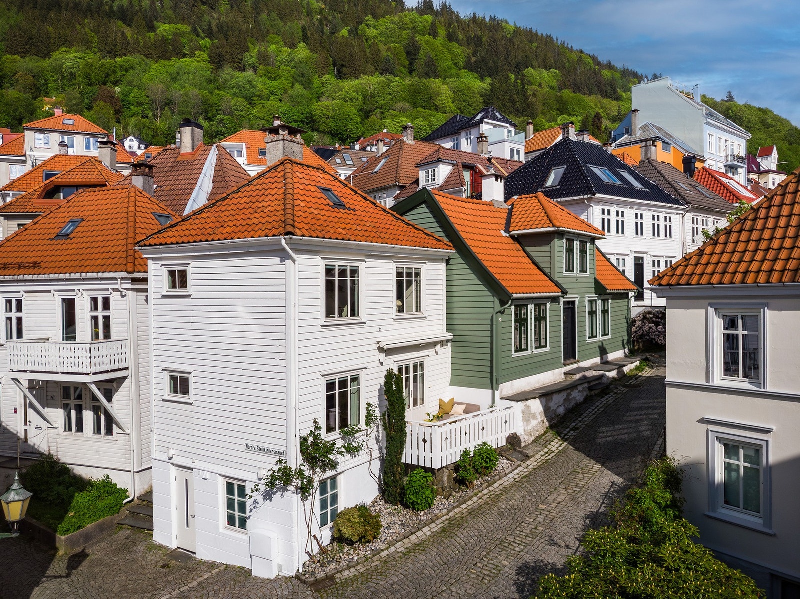 Boligen er betydelig påkostet i nyere tid og svært velholdt - Med gågater på 2 sider har boligen fri beliggenhet Galleribilde