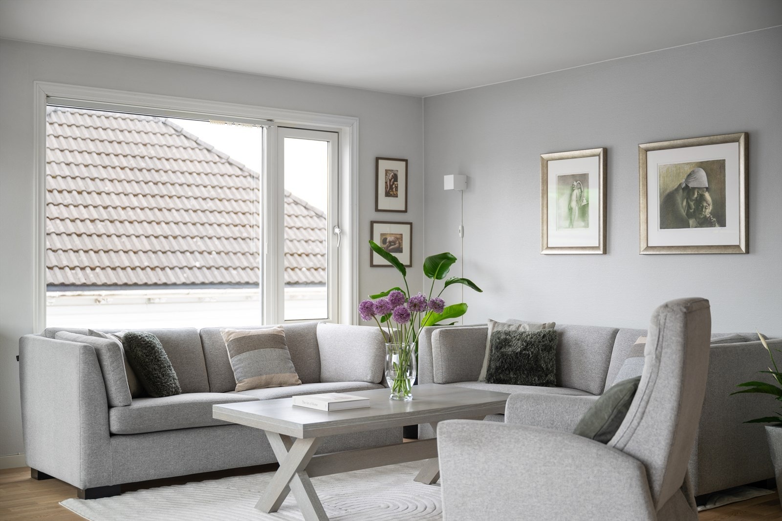 Den romslige utformingen gir god plass til sofa, TV-møblement og øvrig innredning. Galleribilde