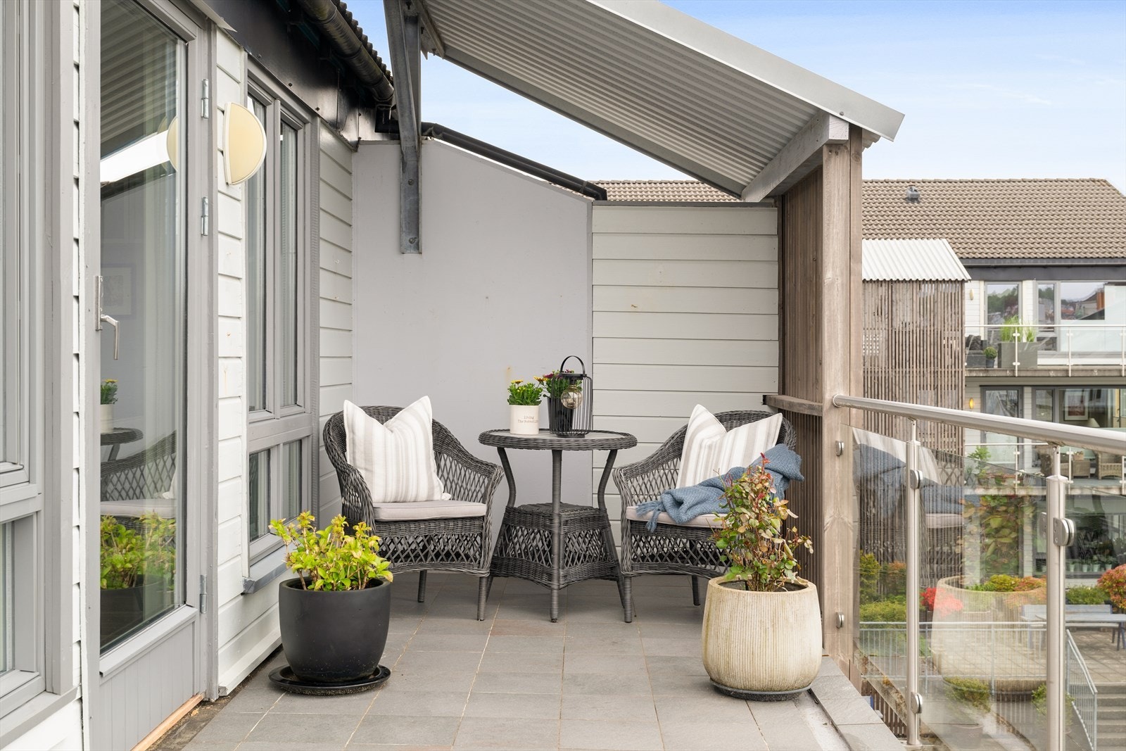 Dette er en lettstelt leilighet som passer perfekt for førstegangskjøpere, etablerende som ønsker 2 soverom eller for utleie som ønsker en sentral bolig med både parkering, balkong og praktiske løsninger. Galleribilde