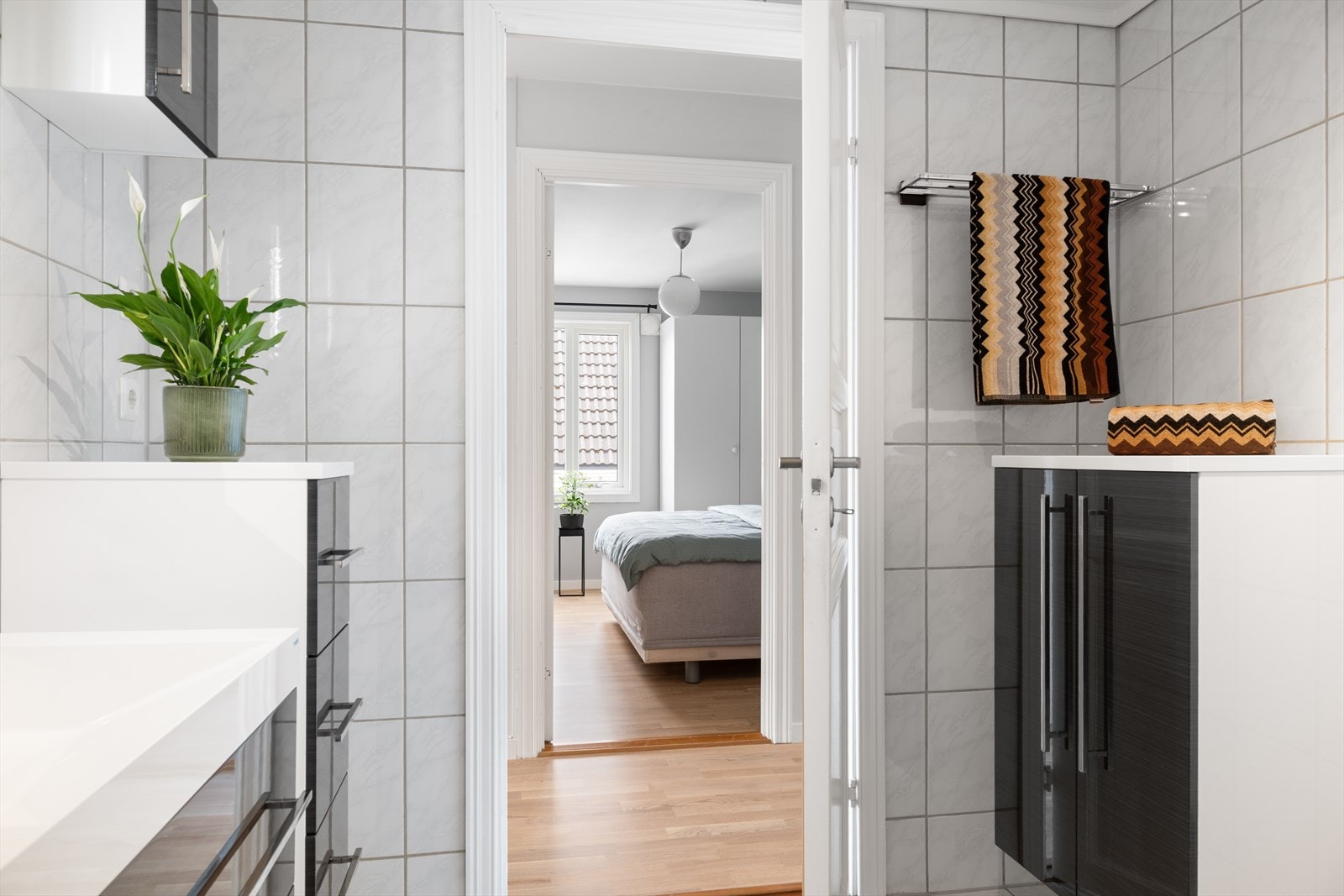 Badet er innredet med vegghengt servantmøbel med vask, frittstående toalett og dusjkabinett. Det er også opplegg for vaskemaskin. Galleribilde