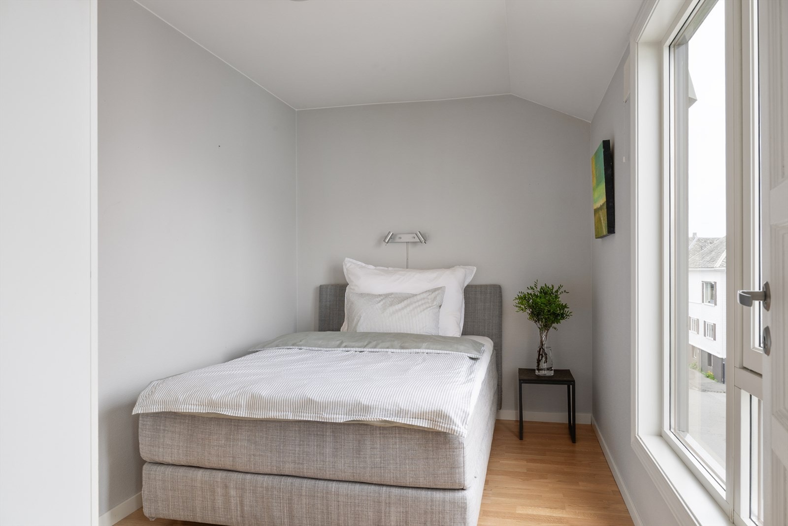 Det andre soverommet er noe mindre, men har garderobe og fleksibel planløsning - perfekt som barnerom, gjesterom eller kontor. Galleribilde