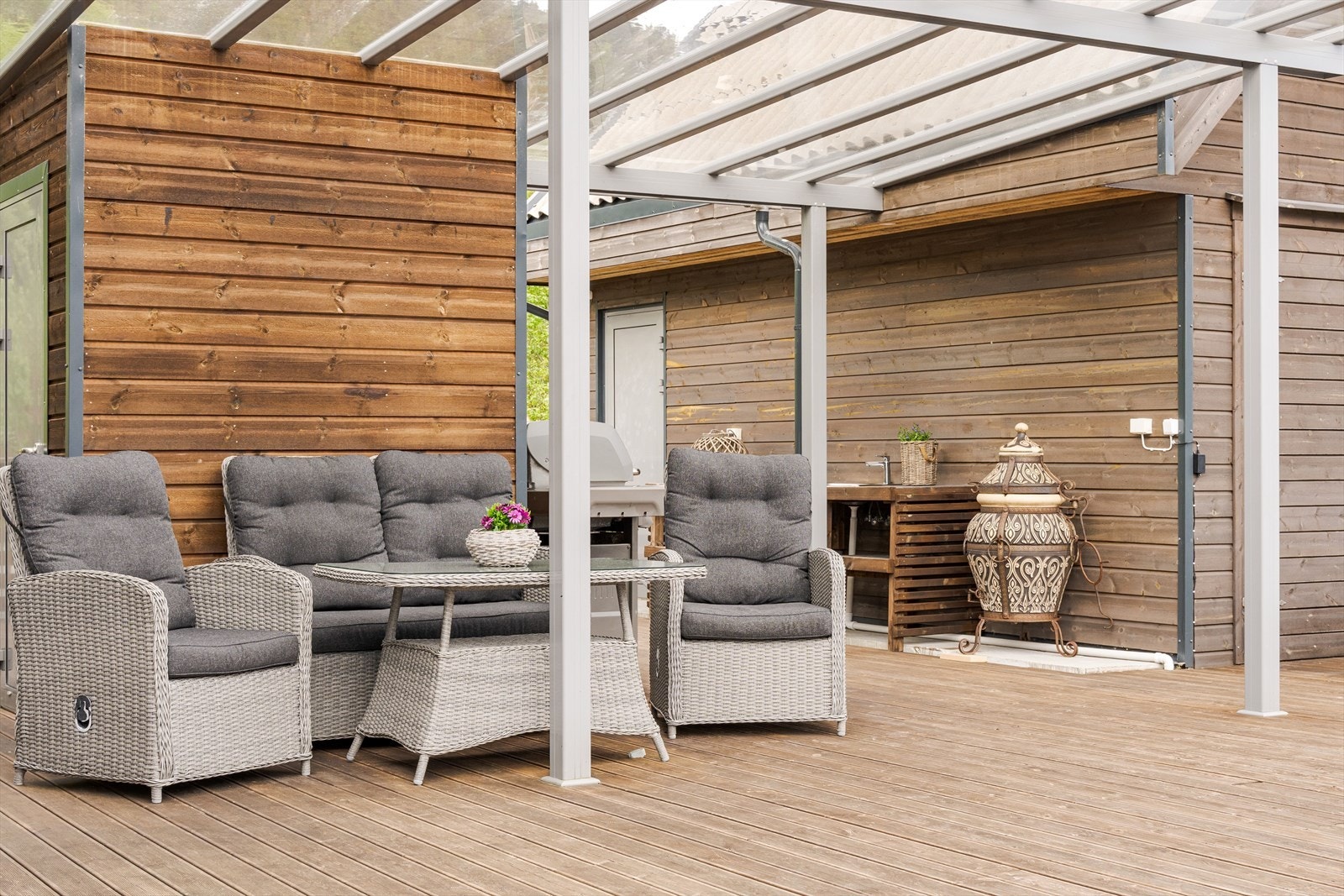 Takoverbygg på terrasse mellom hytta og utebod og naust. Galleribilde