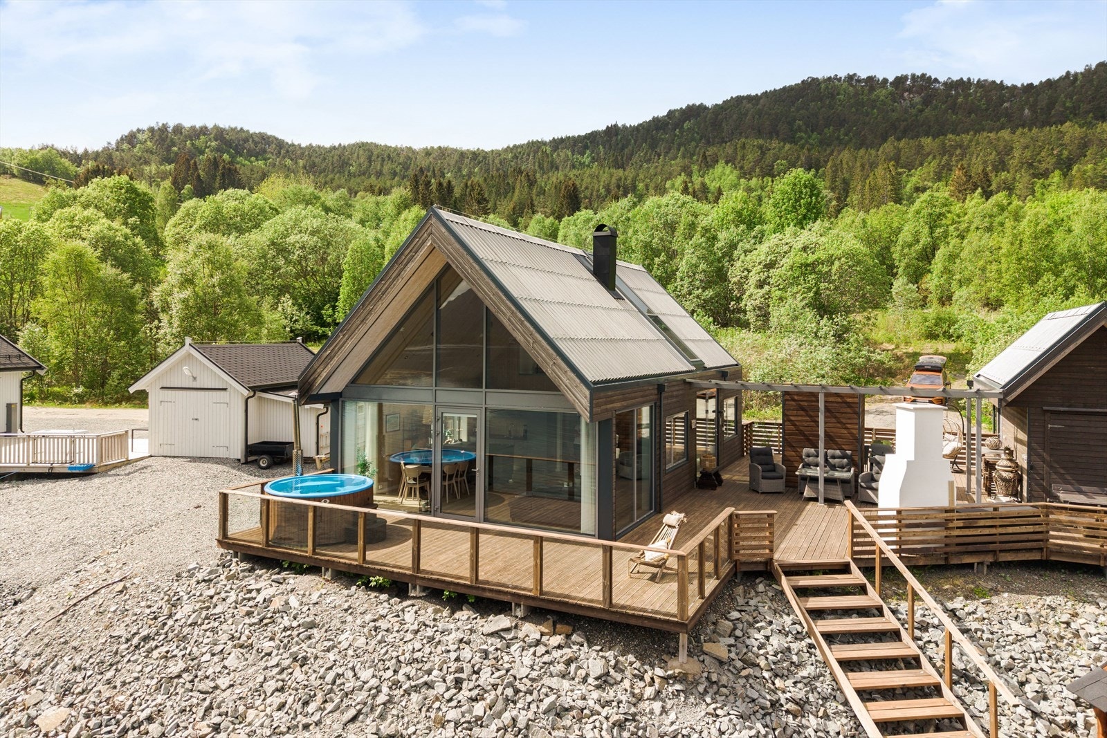 Bilde tatt fra sjøsiden. Galleribilde