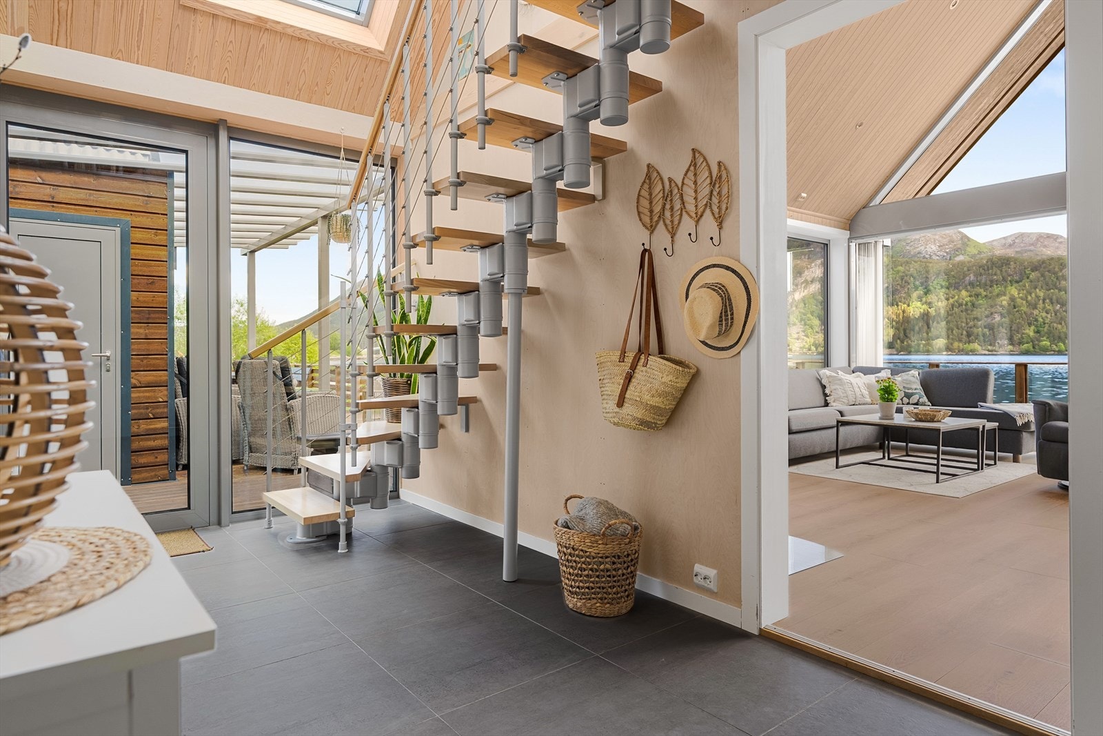 Entrè/ hall med god takkhøyde Galleribilde