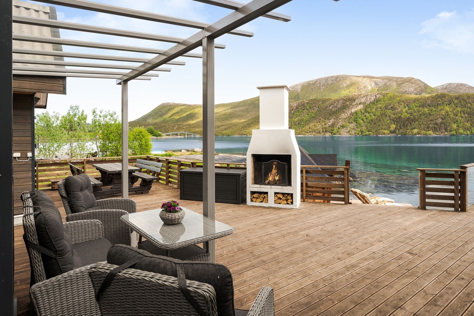 Eiendommen har en stor terrasse på hele 111 kvm, med delvis takkoverbygg og flere soner for hagemøbler. Galleribilde