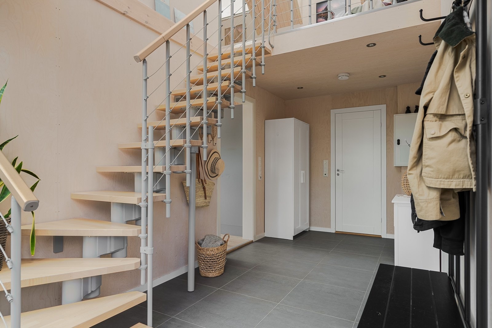Entrè/ hall med trapp til loftsetasjen. Galleribilde