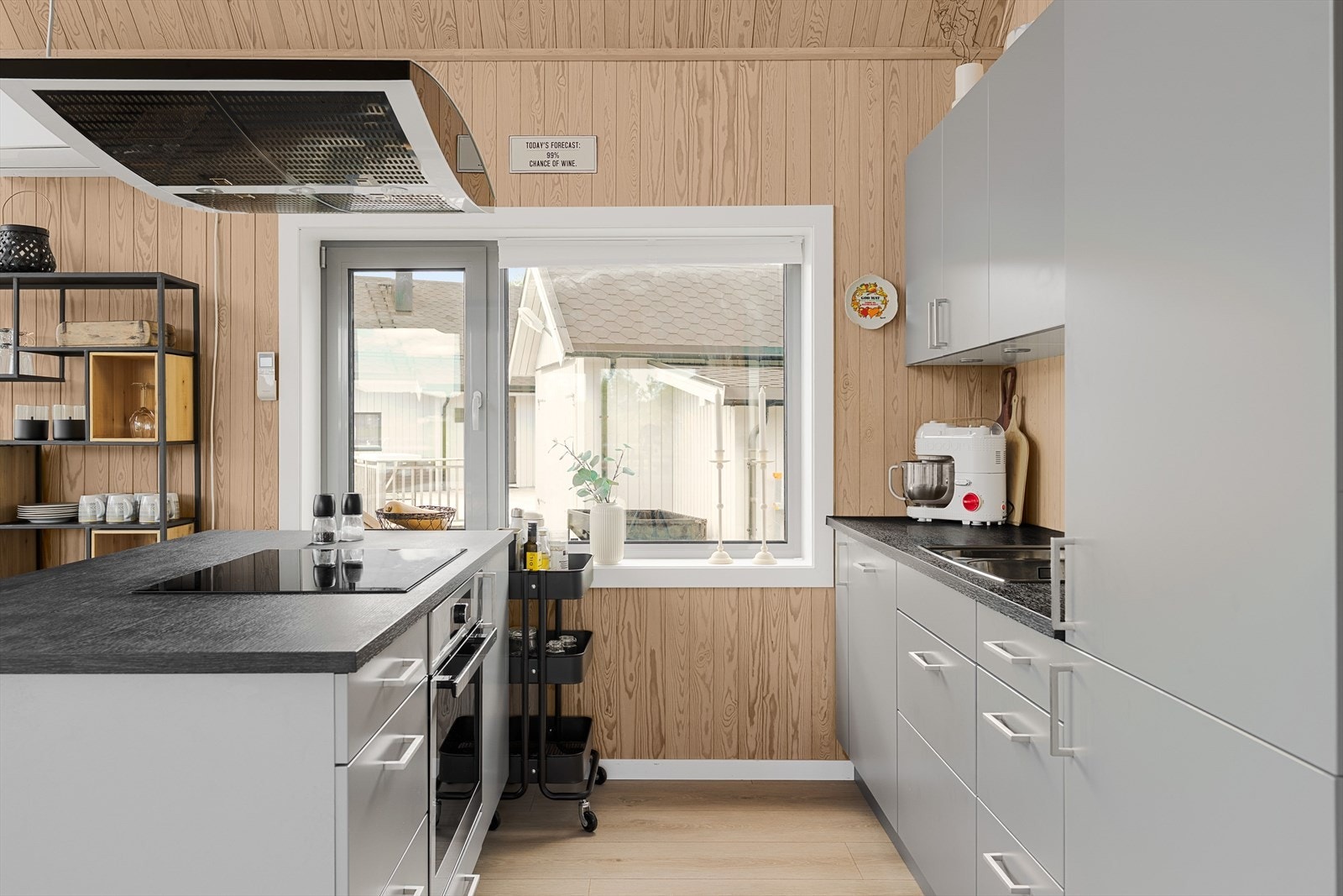 Kjøkkeninnredning med stekeovn, plate-topp, oppvaskmaskin, avtrekksvifte og integrert kjøleskap. Galleribilde