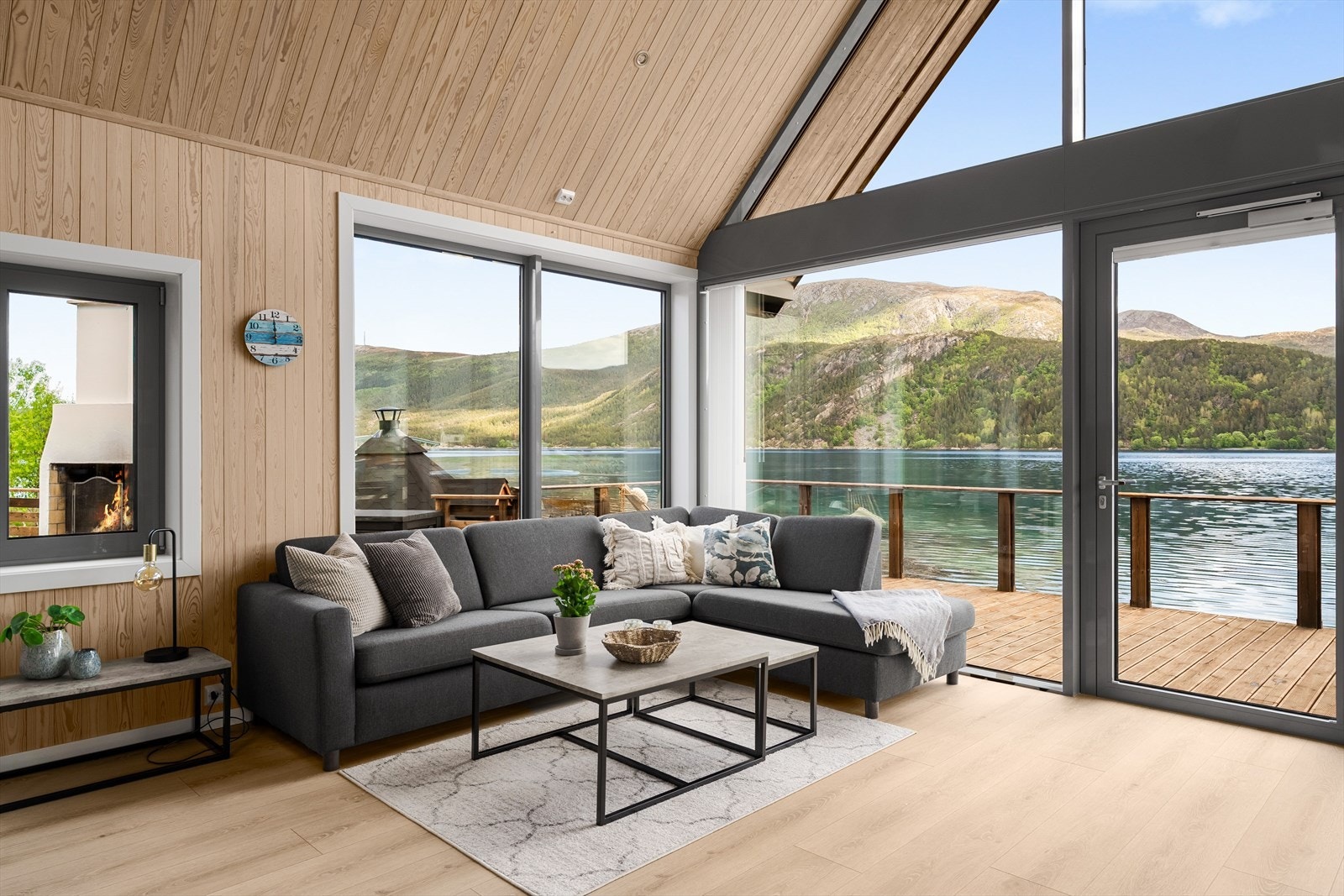 Stuen har store glassflater hvor du trekker naturen inn boligen. Galleribilde