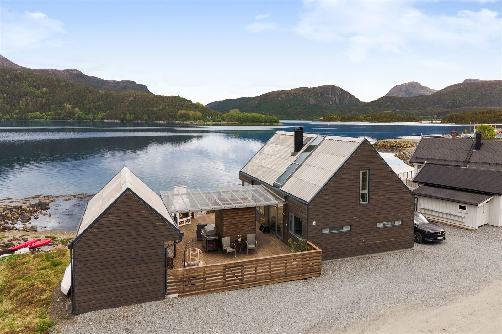 Eiendommen har god plass til flere biler, samt inngjerdet terrasse. Galleribilde