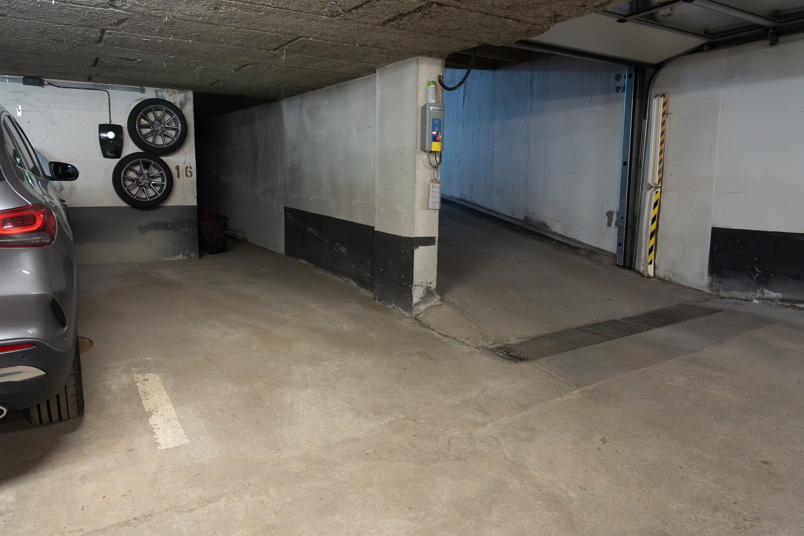 Garasjeplass med el-billader - selger har sin Tesla modell 3 på denne plassen, fra selgers arkiv Galleribilde
