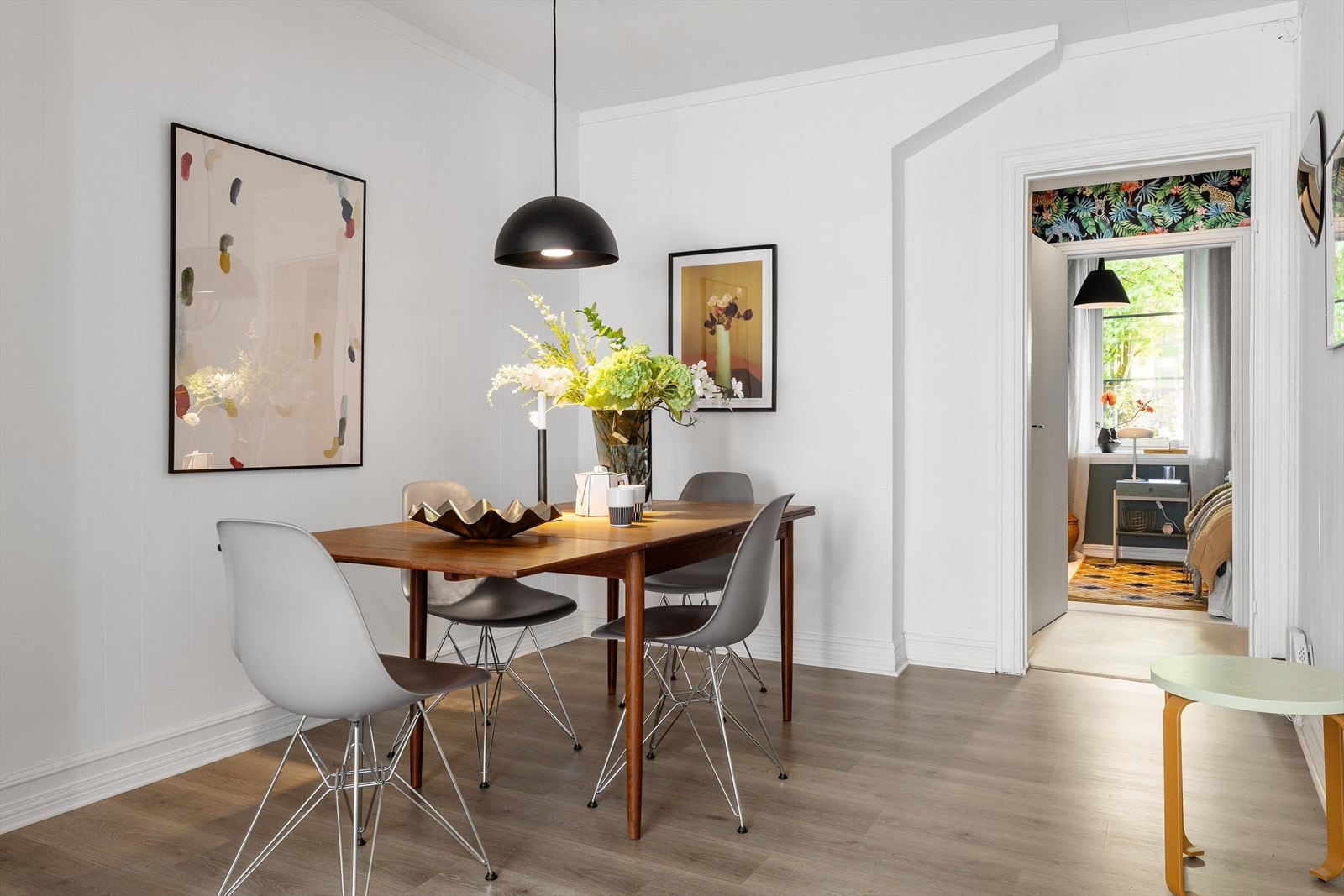 Vegger i spisestuedelen ble malt i 2025, og overflatene fremstår som velholdte. Galleribilde