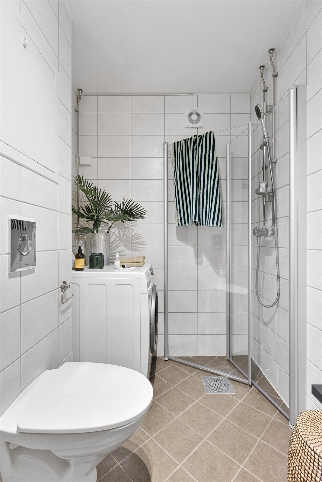 Gulvet har elektriske varmekabler, og det er opplegg for vaskemaskin. Galleribilde