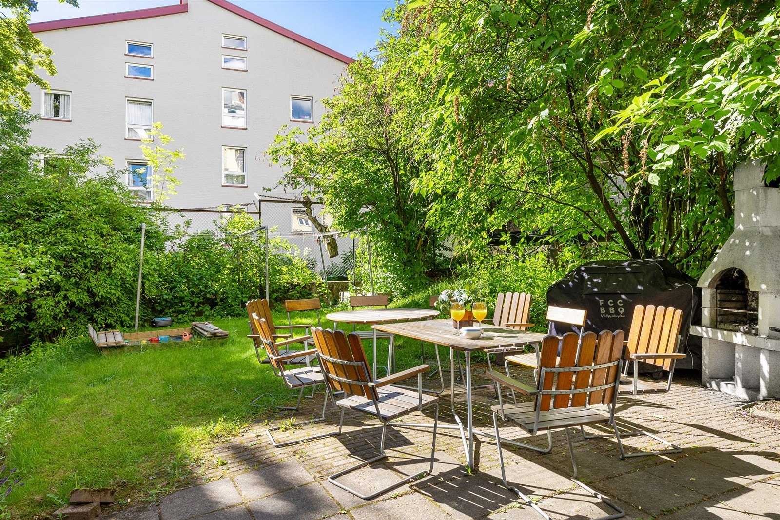 I bakgården er det felles sittegrupper og grill, et hyggelig samlingspunkt for beboerne. Galleribilde